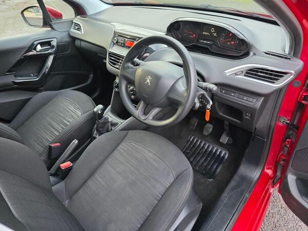 Peugeot 208 view 3