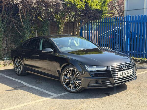 Audi A7: Front Right