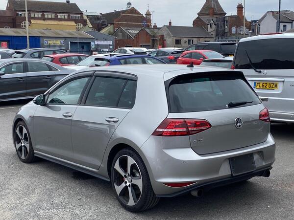 Volkswagen Golf view 5
