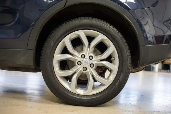 Land Rover Discovery Sport view 7