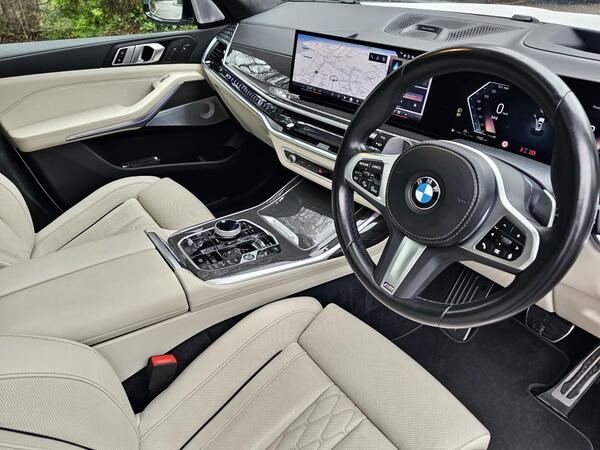 BMW X7 view 4