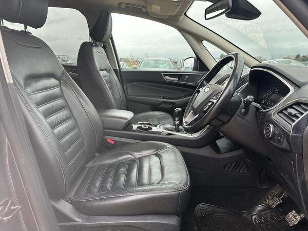 Ford Galaxy view 7