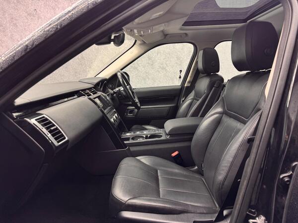 Land Rover Discovery view 3