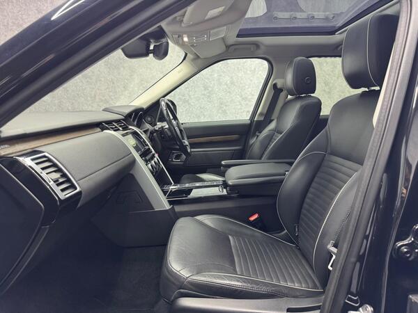 Land Rover Discovery view 3