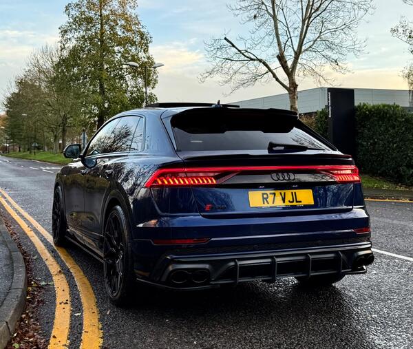 Audi Q8 view 7