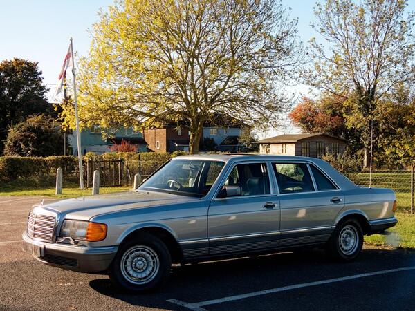 Mercedes-Benz 500 view 4