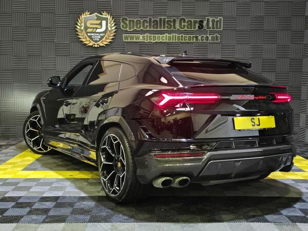 Lamborghini Urus view 5