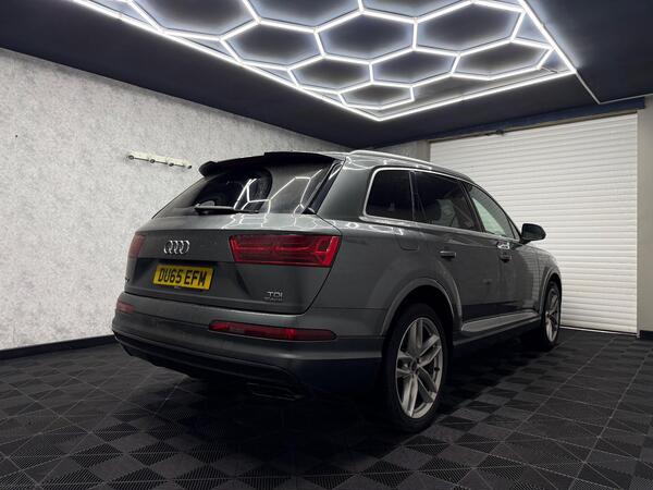 Audi Q7 view 4