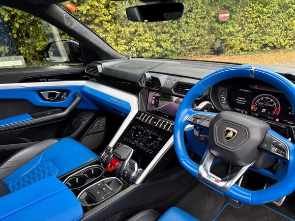 Lamborghini Urus view 4
