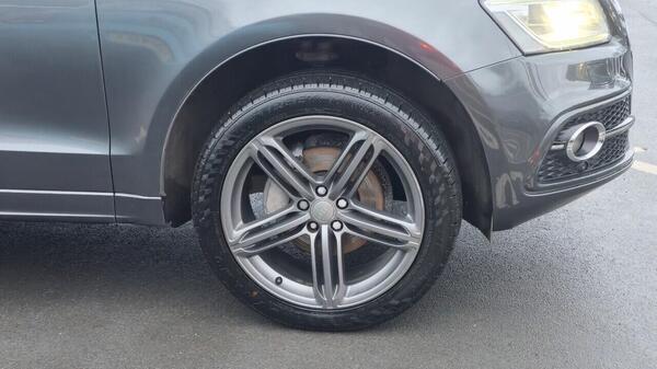 Audi Q5 view 4