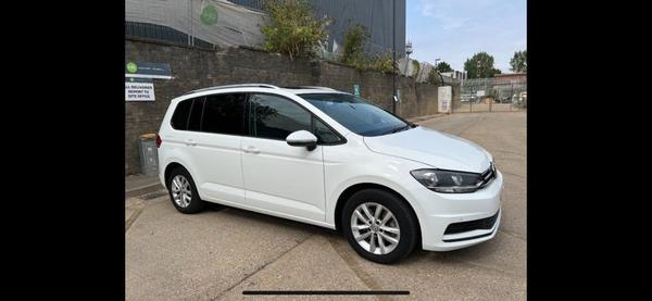 Silver VW Touran 7-seater used, fuel Diesel and Automatic gearbox, 182.000  Km - 17.450 €