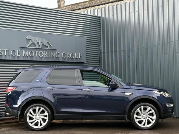 Land Rover Discovery Sport view 3
