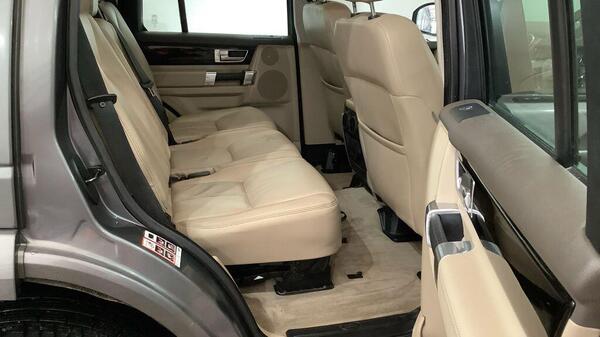 Land Rover Discovery view 3