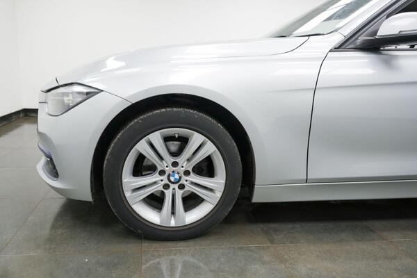 BMW 3 Series view 5