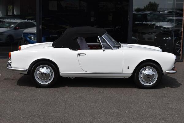 Alfa Romeo Giulietta view 5