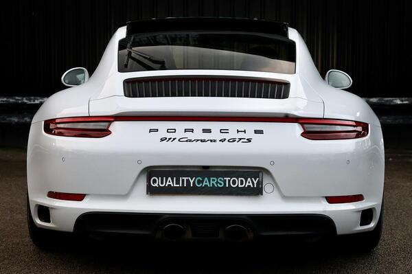 Porsche 911 view 5