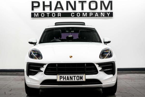 Porsche Macan view 3