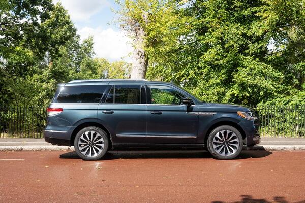 Lincoln Navigator view 3