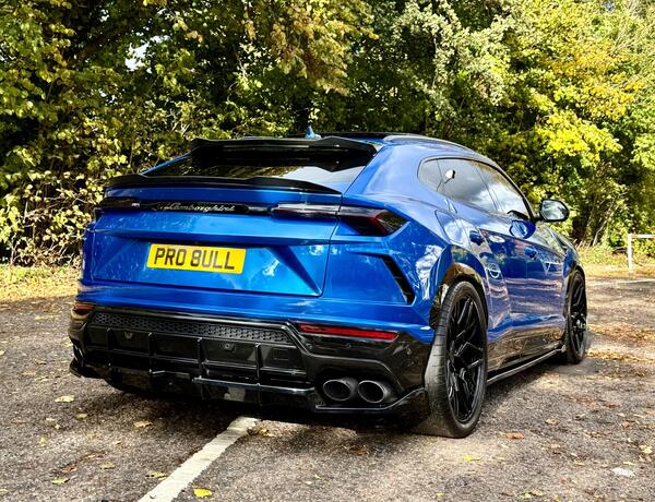 Lamborghini Urus view 3