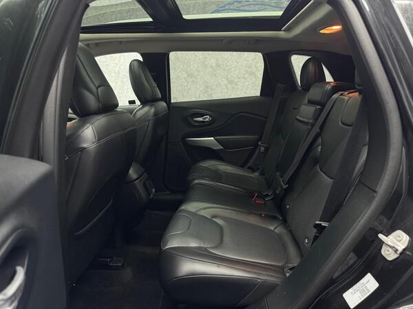 Jeep Cherokee view 7