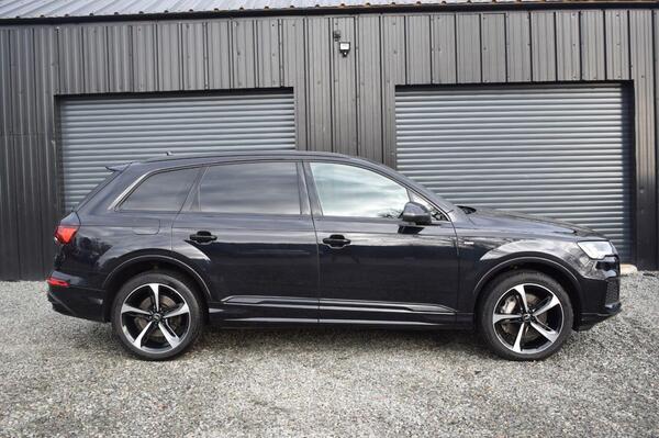 Audi Q7 view 2