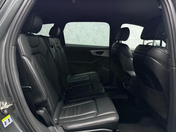Audi Q7 view 6