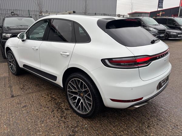 Porsche Macan view 4