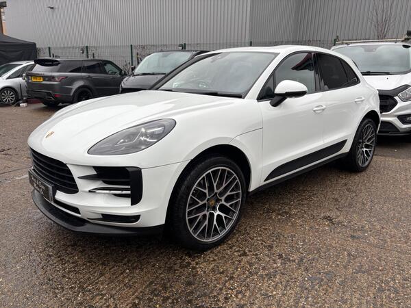Porsche Macan view 3