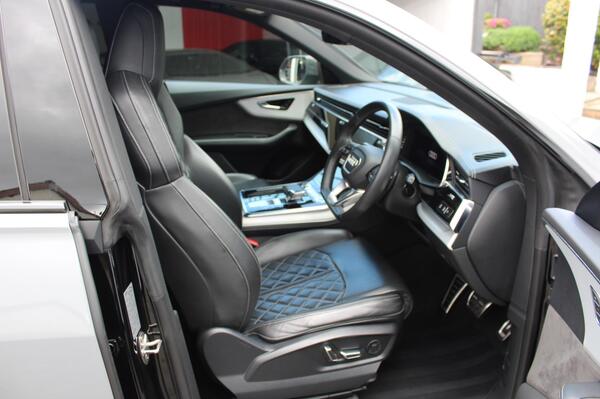 Audi SQ8 view 3