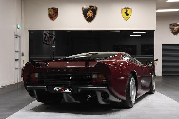 Jaguar XJ220 view 3