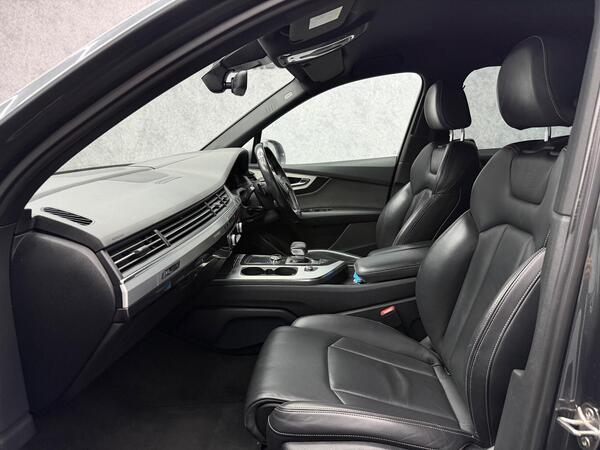 Audi Q7 view 3