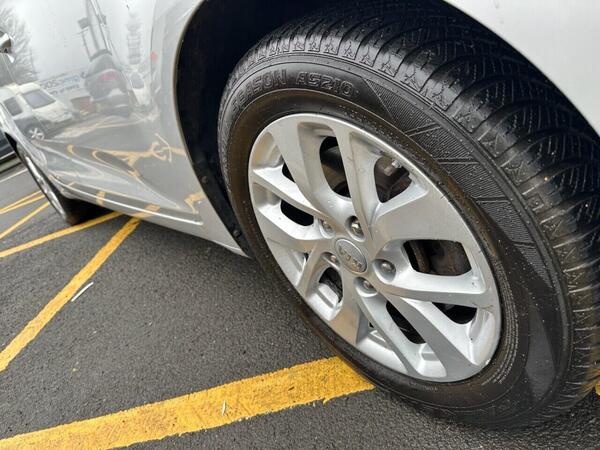 Kia Carens view 6