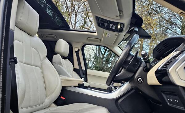 Land Rover Range Rover view 2