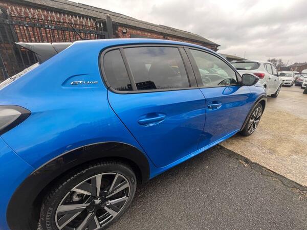 Peugeot 208 view 5