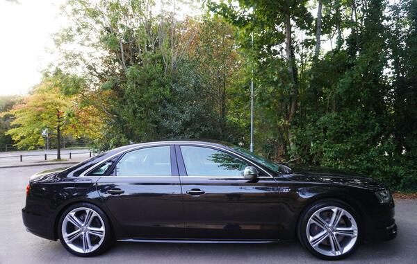 Audi S8 view 6