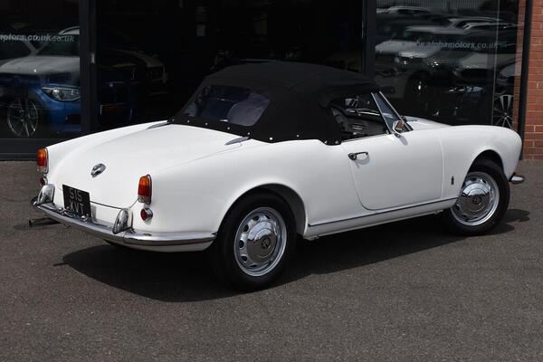 Alfa Romeo Giulietta view 4