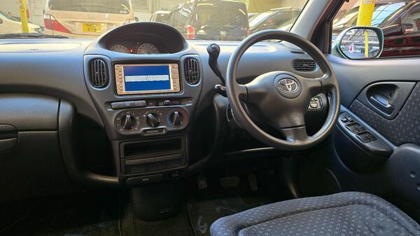 Toyota Yaris Verso view 4