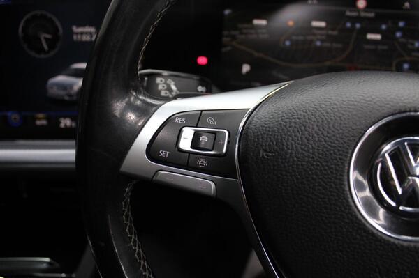 Volkswagen Touareg view 7