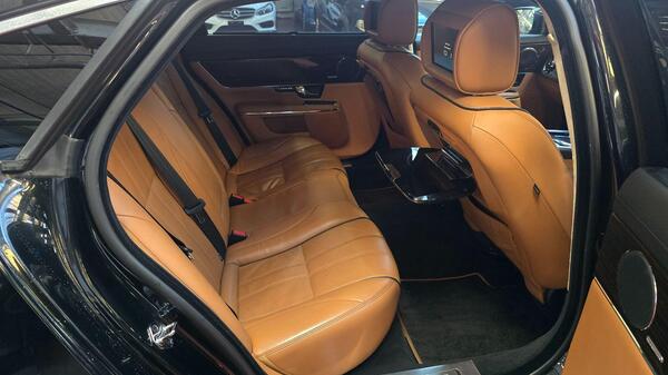 Jaguar XJ view 6