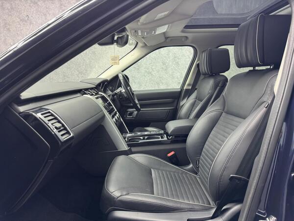 Land Rover Discovery view 3