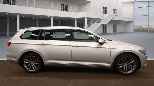 Volkswagen Passat view 5