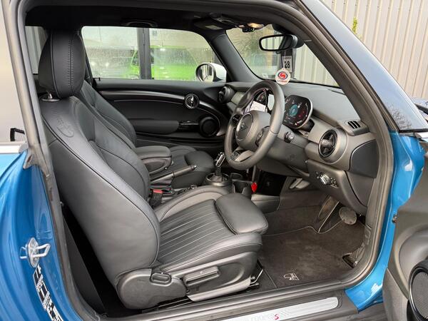 Mini Hatch view 5