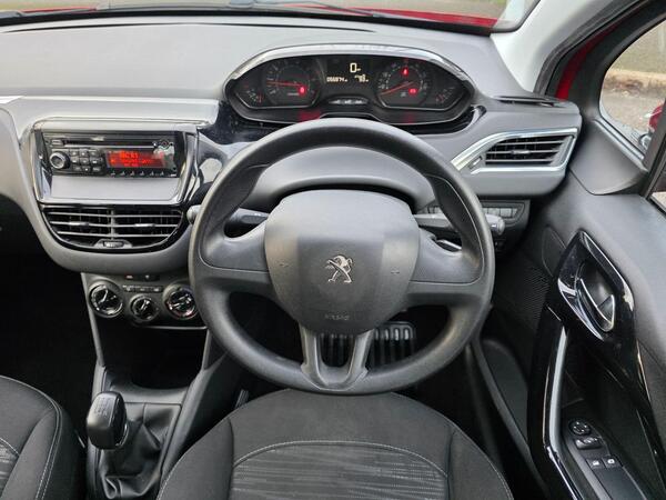 Peugeot 208 view 4