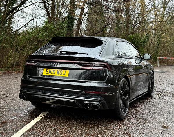 Audi Q8 view 3