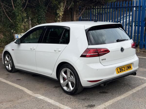 Volkswagen Golf: Rear Left