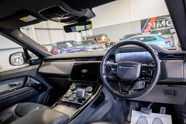 Land Rover Range Rover view 2