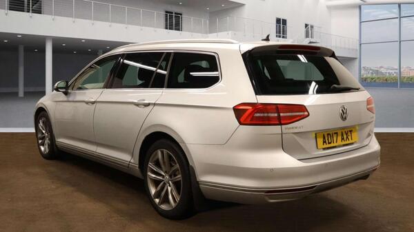 Volkswagen Passat view 3