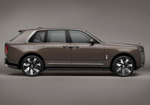 Rolls-Royce Cullinan view 2