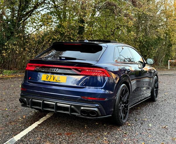 Audi Q8 view 3