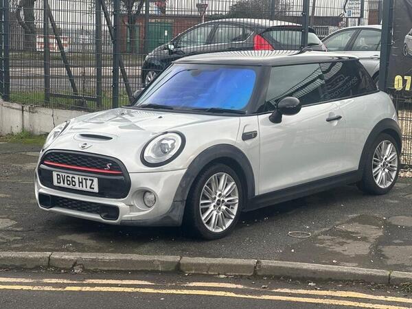 Mini Hatch view 7